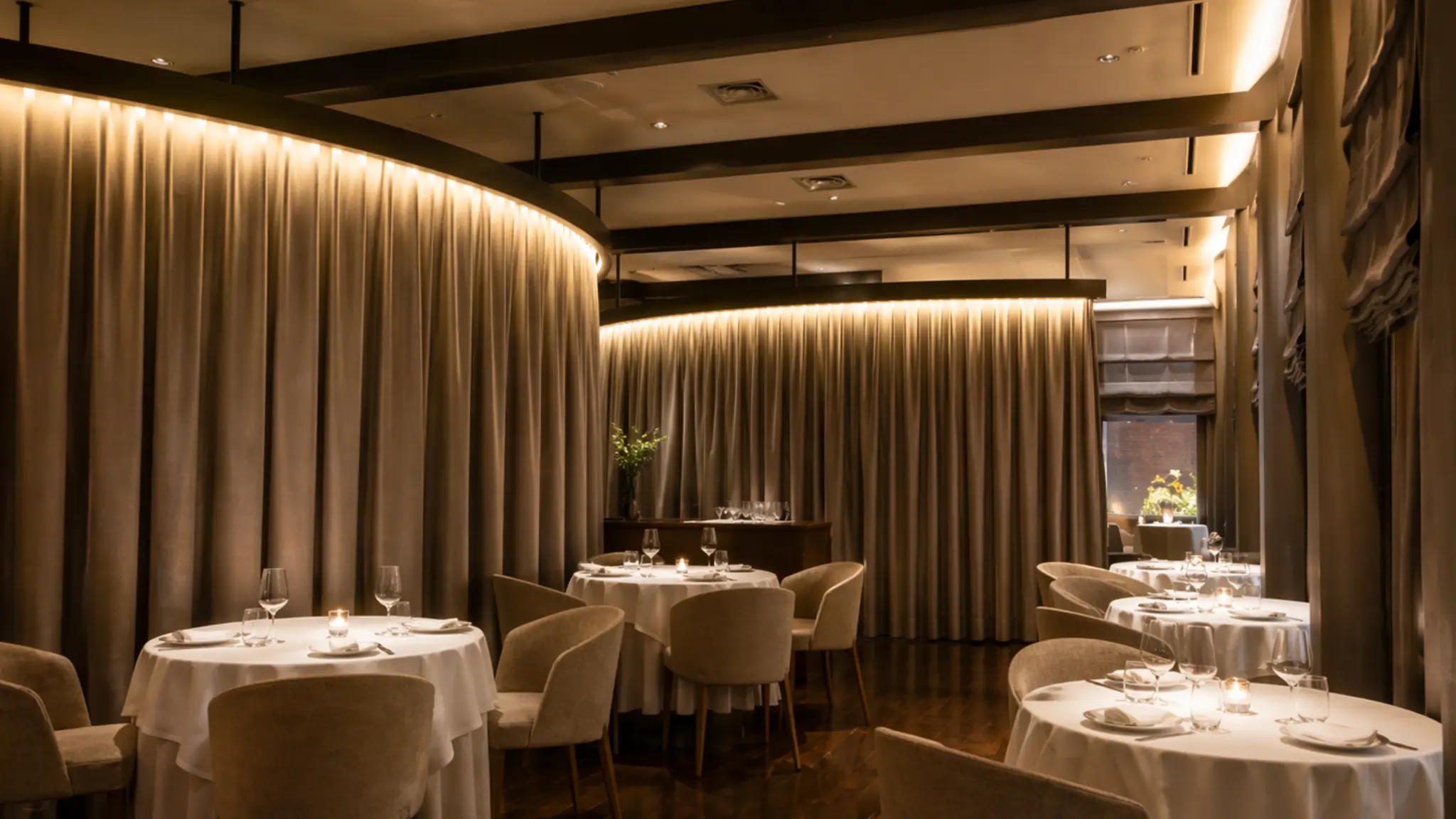 ESqUISSE Tokyo French fine dining room with white tablecloths