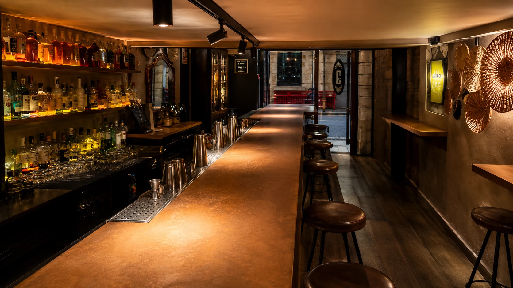 Especiarium Bar Barcelona cocktail bar in El Born with warm lounge lighting