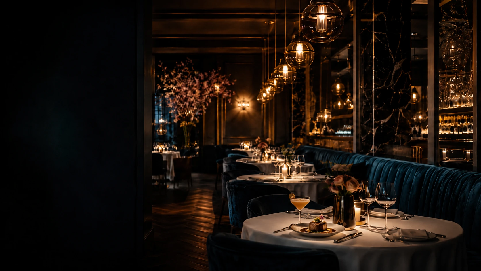 Chicago skyline dinner scene for the Worth the Splurge restaurant guide