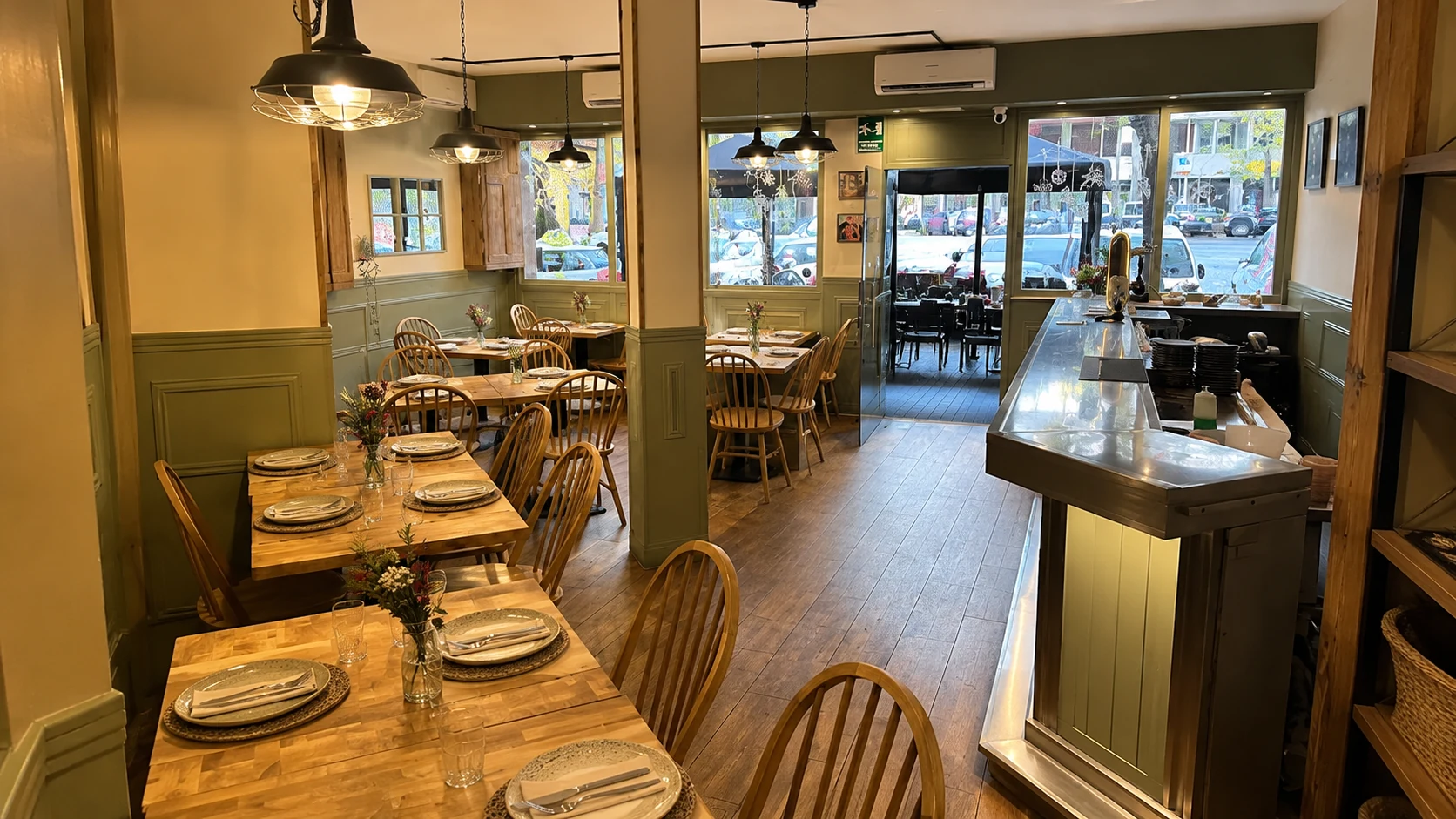 Olivia Bistró Barcelona bistro dining room with casual tables