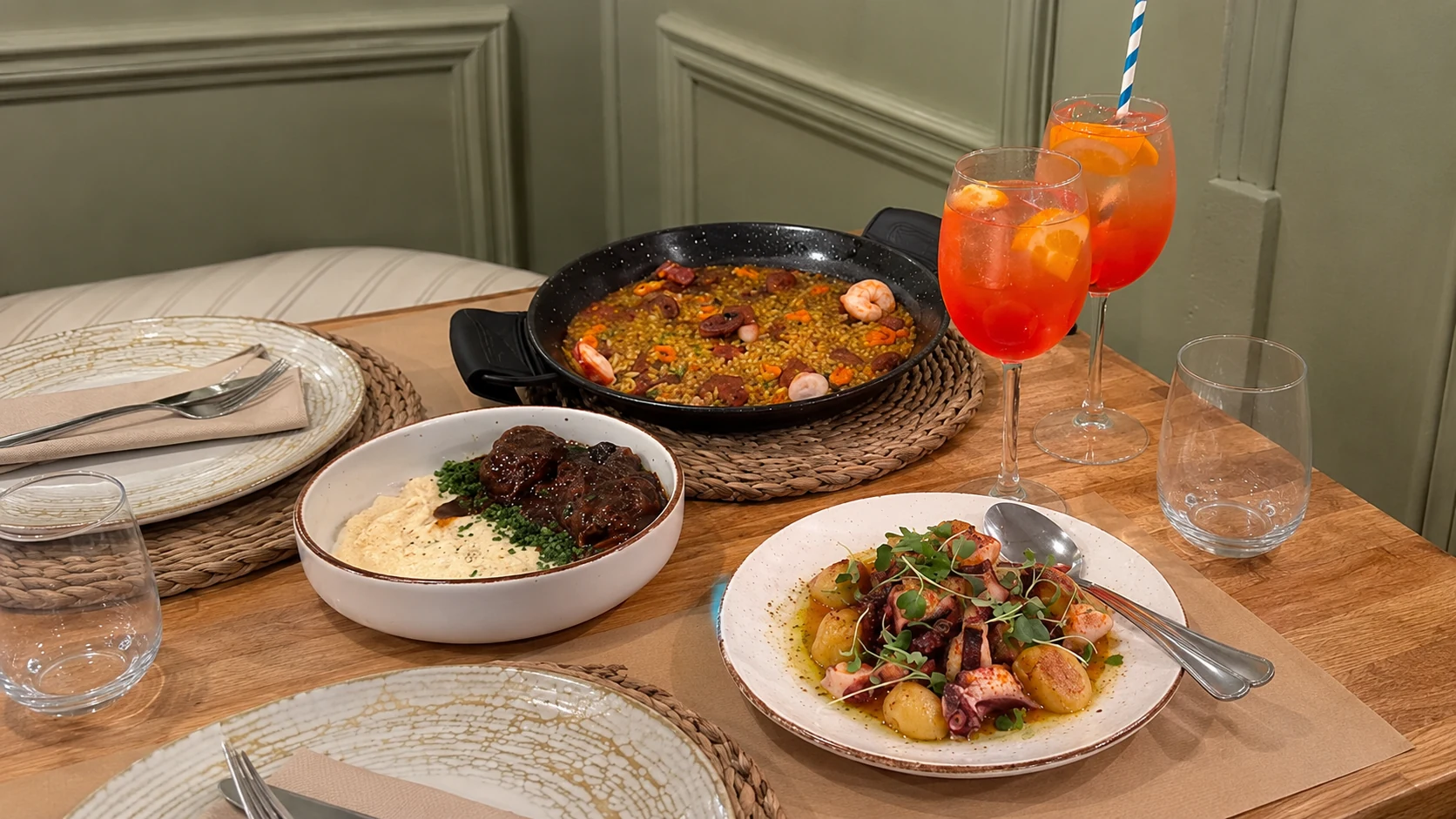 Olivia Bistró Barcelona lunch table with pasta, brunch dishes, coffee, and drinks