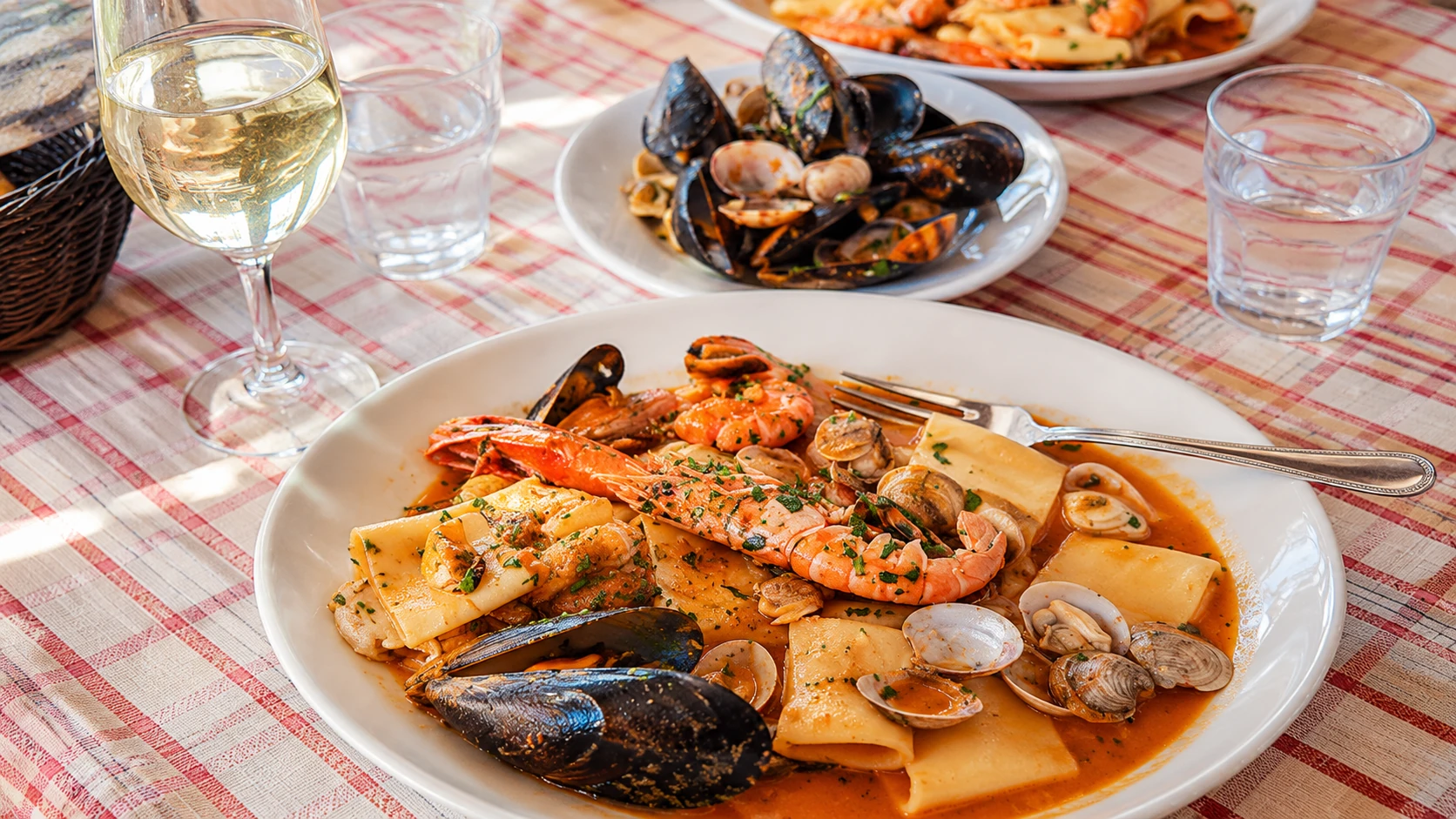 Trattoria Luzzi Rome pasta, pizza, red wine, and casual Roman trattoria table